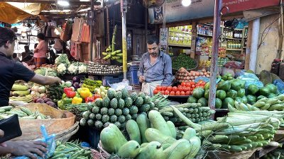 সব সবজিই এখনও উচ্চ দামে বিক্রি হচ্ছে