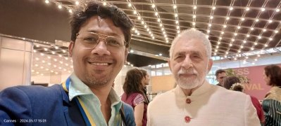 বাংলা ট্রিবিউন প্রতিবেদকের সেলফিতে নাসিরুদ্দিন শাহ