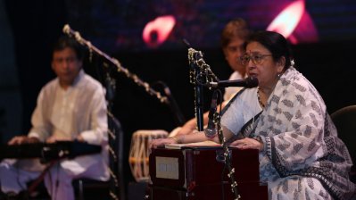 সংগীত পরিবেশনায় শিল্পী কিশওয়ার কামাল
