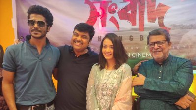 নির্মাতার সঙ্গে ছবির শিল্পীরা