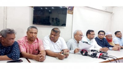 সংবাদ সম্মেলনে বক্তব্য রাখছেন রুহুল কবির রিজভী