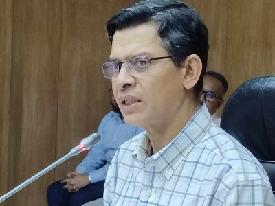 বৈঠক শেষে সচিবালয়ে মন্ত্রিপরিষদ সচিব মাহবুব হোসেন সাংবাদিকদের ব্রিফিং করেন