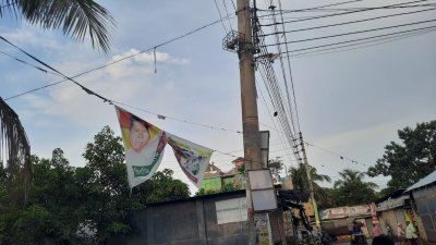 এক বৃষ্টিতে ধুয়ে গেলো প্রার্থীদের পোস্টার