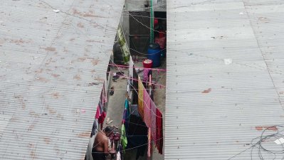 প্রাকৃতিক দুর্যোগের কারণে উপকূলীয় এলাকার মানুষ বাড়িঘর ছেড়ে ঠাঁই নিচ্ছে শহরে। ছবি সাজ্জাদ হোসেন
