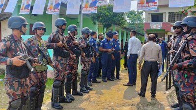 ভোটকেন্দ্রে ছিল বিপুলসংখ্যক আইনশৃঙ্খলা বাহিনীর উপস্থিতি (ছবি: তুহিন আহমেদ)