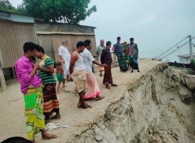 রাজবাড়ীর গোয়ালন্দ উপজেলার দৌলতদিয়া ফেরিঘাট এলাকায় ফের নদীপারে ভাঙন দেখা দিয়েছে। ছবি: রাজবাড়ী প্রতিনিধি