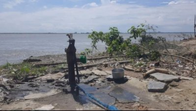 টাঙ্গাইলের ভূঞাপুরে ঈদের আনন্দ নেই যমুনা নদীর ভাঙনে ঘরহারা শতাধিক পরিবারের মাঝে। চোখের সামনেই নদী গর্ভে বিলীন হওয়া ক্ষতিগ্রস্ত পরিবারগুলো এখন মানবেতর জীবনযাপন করছে। ছবি: টাঙ্গাইল প্রতিনিধি