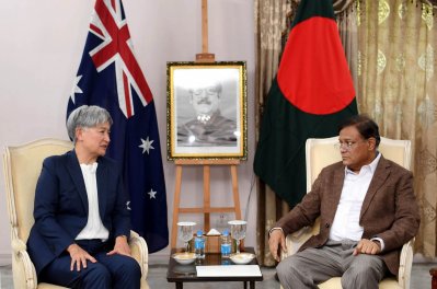 পররাষ্ট্রমন্ত্রী হাছান মাহমুদের সঙ্গে ঢাকায় রাষ্ট্রীয় অতিথি ভবন পদ্মায় অস্ট্রেলিয়ার পররাষ্ট্রমন্ত্রী পেনি ওং। ছবি: পিআইডি