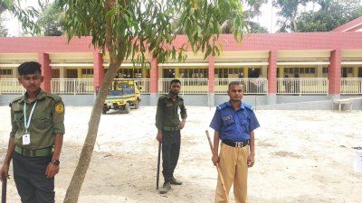 ভোটারদের লাইন নেই, অলস সময় কাটছে দায়িত্বরতদের