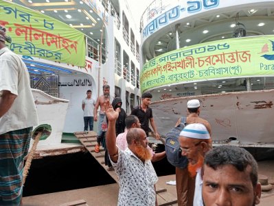 দিনের পরদিন যাত্রী নিয়ে ঝুঁকিপূর্ণভাবে চলাচল করছে বেশিরভাগ লঞ্চ