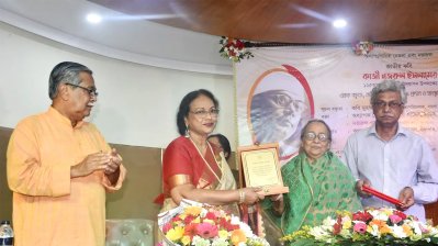নজরুল পুরস্কার প্রদান করেছে বাংলা একাডেমি