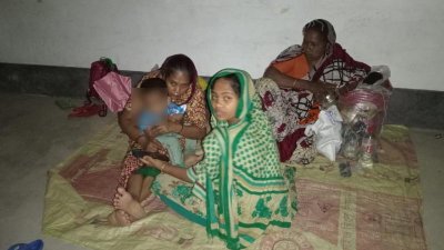 বাগেরহাটে আশ্রয়কেন্দ্রে অর্ধলক্ষাধিক মানুষ, সন্ধ্যার পর বেড়েছে ভিড়