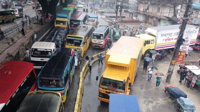 জলাবদ্ধতার সৃষ্টি হয়েছে ব্যাপক যানজট। 