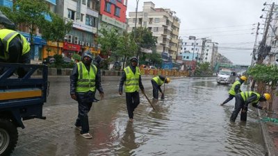 কাজ করছেন কুইক রেসপন্স টিমের সদস্যরা