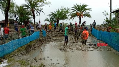 ভেসে গেছে ১৬৮ কোটি টাকার মাছ, এক রাতেই নিঃস্ব খুলনার চাষিরা