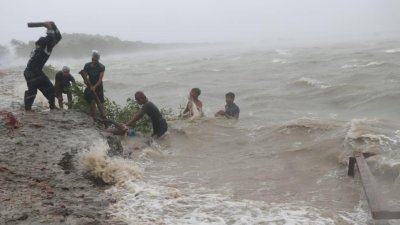 কয়রার লঞ্চঘাট সংলগ্ন বেড়িবাঁধ সংস্কার করছেন স্থানীয়রা (ছবি: ফোকাস বাংলা)