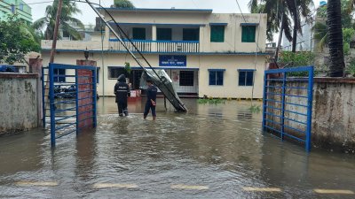 বরগুনা সদর থানার ভেতরে হাঁটুপানি