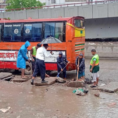 ড্রেনের মুখ খুলে ভেতর থেকে আবর্জনা সরানোর কাজ করছেন সিটি করপোরেশনের কর্মীরা (ছবি: আতিক হাসান শুভ)