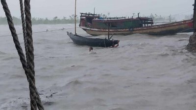 রিমালের তাণ্ডবে ব্যাপক ক্ষয়ক্ষতি, এখনও আতঙ্ক কাটেনি উপকূলে