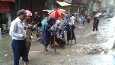 জলাবদ্ধতা সৃষ্টির পর ড্রেন থেকে আবর্জনা সরানোর কাজ করছেন সিটি করপোরেশনের কর্মীরা (ছবি: আতিক হাসান শুভ)