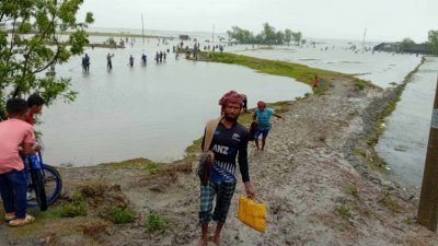 খুলনায় ৩৬ স্থানে বাঁধে ভাঙন, লবণাক্ত পানিতে প্লাবিত লোকালয়