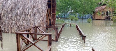 পানিতে তলিয়ে যাওয়ায় রিসোর্টে আসা-যাওয়ার উপায় নেই