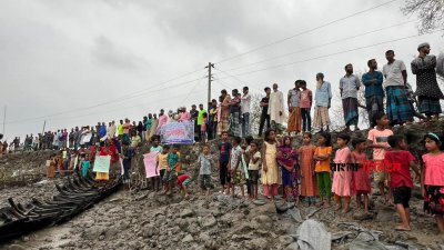 পদ্মপুকুর ইউনিয়নের পাতাখালী পয়েন্টে ভেঙে যাওয়া বেড়িবাঁধের ওপর দাঁড়িয়ে মানববন্ধন করা হয়