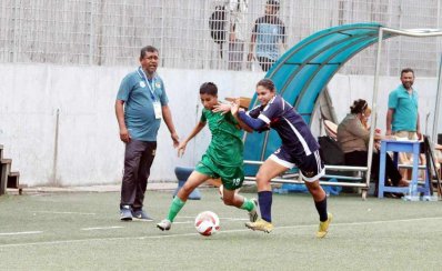 বল দখলের লড়াইয়ে মোসাম্মত সুলতানা।