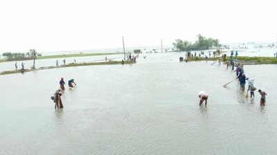  ঘূর্ণিঝড় রিমালের আঘাতের পর জলোচ্ছ্বাসে খুলনার আট হাজার ৮৭৫ পুকুর ও মৎস্যঘের ভেসে গেছে (ছবি: হেদায়েৎ হোসেন)
