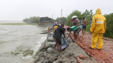 ঘূর্ণিঝড় রিমালের আঘাতের পর জলোচ্ছ্বাসে খুলনার ১২ হাজার ৭১৫ হেক্টর জমির ফসল আক্রান্ত হয়েছে (ছবি: হেদায়েৎ হোসেন)