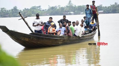 বন্যা পরিস্থিতির অবনতি হলে আশ্রয়কেন্দ্রে যেতে শুরু করেন দুর্গতরা