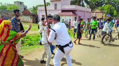 শেষ দফার ভোটে দুর্গাপুরে সংঘর্ষ। ছবি: পিটিআই। 