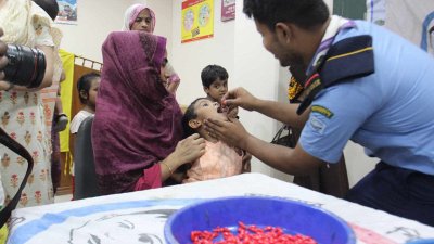 শিশুদের খাওয়ানো হচ্ছে ‘ভিটামিন এ’ ক্যাপসুল (ছবি: সাজ্জাদ হোসেন)