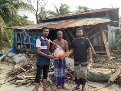 তরুণদের উদ্যোগে খাদ্য পেলো ঘূর্ণিঝড়ে ক্ষতিগ্রস্ত ৫০ পরিবার