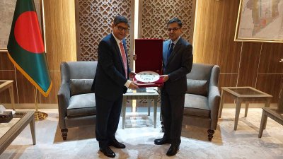 গৃহায়ন ও গণপূর্তমন্ত্রী র আ ম উবায়দুল মোকতাদির চৌধুরীর সঙ্গে সৌজন্য সাক্ষাৎ করেন বাংলাদেশে নিযুক্ত ভারতীয় হাইকমিশনার প্রণয় কুমার ভার্মা