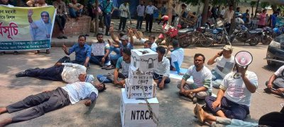 মানববন্ধনে আন্দোলনকারীরা