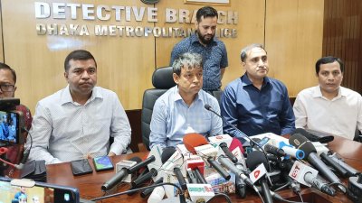 সংবাদ সম্মেলনে গোয়েন্দা বিভাগের প্রধান হারুন অর রশীদ