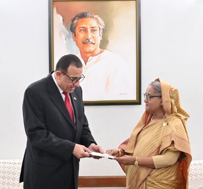 ফিলিস্তিনের রাষ্ট্রদূত ইউসুফ এস ওয়াই রামাদানের কাছে ৫ কোটি টাকার আর্থিক সহায়তার চেক হস্তান্তর করেন প্রধানমন্ত্রী শেখ হাসিনা (ছবি: ফোকাস বাংলা)