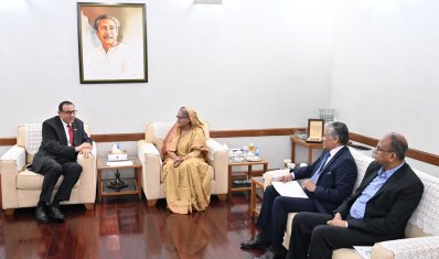 ফিলিস্তিনের দুর্দশা নিয়ে আলাপ করেন দেশটির রাষ্ট্রদূত ইউসুফ এস ওয়াই রামাদান ও প্রধানমন্ত্রী শেখ হাসিনা (ছবি: ফোকাস বাংলা)