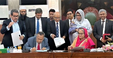 প্রস্তাবিত বাজেটে সই করেন প্রধানমন্ত্রী শেখ হাসিনা ও অর্থমন্ত্রী আবুল হাসান মাহমুদ আলী (ছবি: ফোকাস বাংলা)