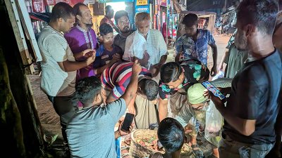 কেজি দরে বিক্রি হচ্ছে লিচু, কিনতে ক্রেতাদের ভিড়