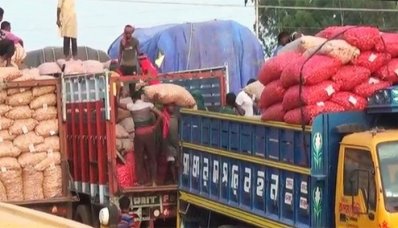 পেঁয়াজ রফতানি বন্ধের সিদ্ধান্ত নিয়ে ভারতের চাষিরাও রাস্তায় নেমে প্রতিবাদ করেছেন বার বার  