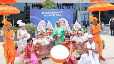 বিমান বন্দরে নৃত্য পরিবেশনার মাধ্যমে প্রধানমন্ত্রী শেখ হাসিনাকে অভ্যর্থনা জানানো হয়, ছবি: ফোকাস বাংলা