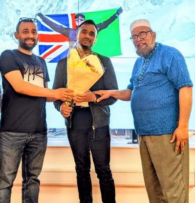 আকি রহমাানকে শুভেচ্ছা জানাচ্ছেন বাংলাদেশিরা