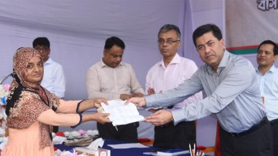 বাসা বরাদ্দপত্র ও চাবি হস্তা করছেন মেয়র তাপস