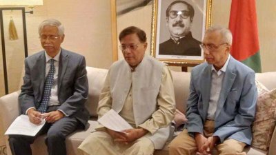 সাংবাদিকদের সঙ্গে কথা বলছেন পররাষ্ট্রমন্ত্রী ড. হাছান মাহমুদ