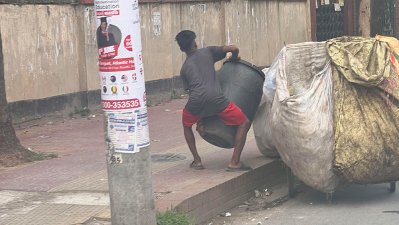 বাসাবাড়ি থেকে ময়লা-আবর্জনা সংগ্রহ করে শিশুরা (ছবি: প্রতিবেদক)