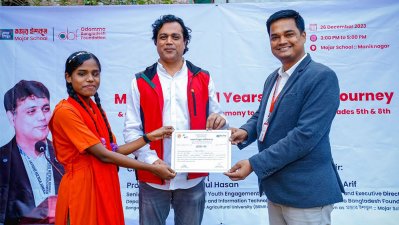 স্বীকৃতির সনদ নিচ্ছেন মিম আক্তার