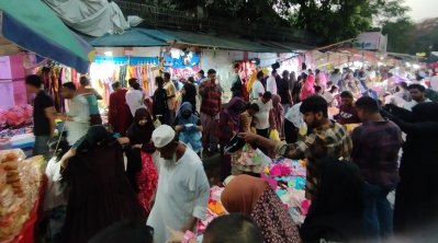 কম দামির পাশাপাশি হাজার টাকার পোশাকও মিলছে ফুটপাতে