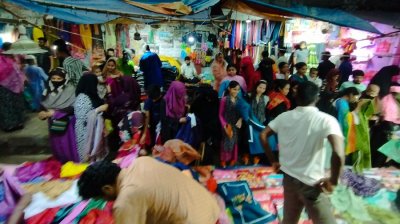 লক্ষ্মীবাজারের পোশাক বিক্রেতা আমির হোসেন বলেন, ফুটপাতে অল্প টাকায় ইচ্ছাপূরণ করা যায়।